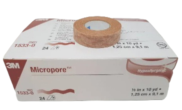 พลาสเตอร์ ไมโคปอร์ HYPOALLERGENIC SKINTONE 1/2 นิ้ว ( 24 ม้วน/กล่อง ) ยี่ห้อ 3M 1533-0